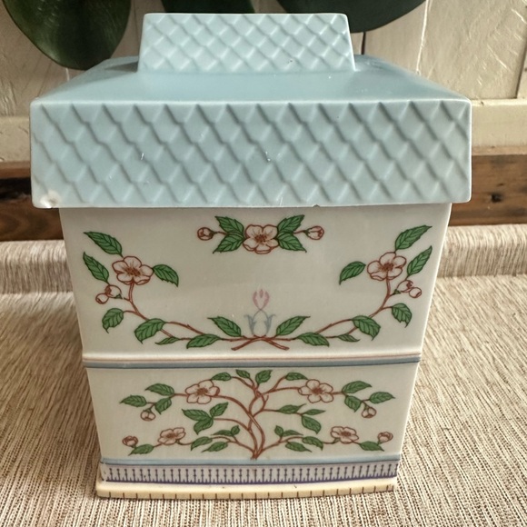 Lenox Spice Village Blue and Green Floral Tea Shoppe Canister - Picture 5 of 9